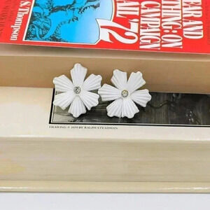 Vintage 70s White Floral Tropical Wedding Earrings Screw‎ Back Earrings Summer